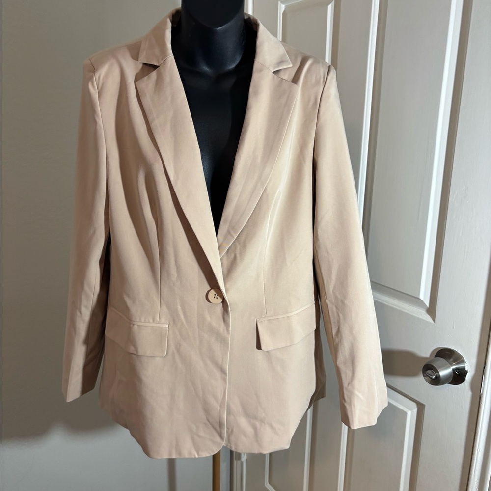 Tan Suit Jacket with Notched Lapels and Full-Length Sleeves